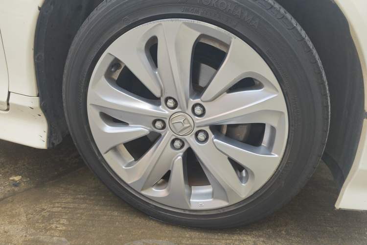Used Honda Jade 2017 1.8L automatic Comfort version 5 seats Right Front Wheel Hub