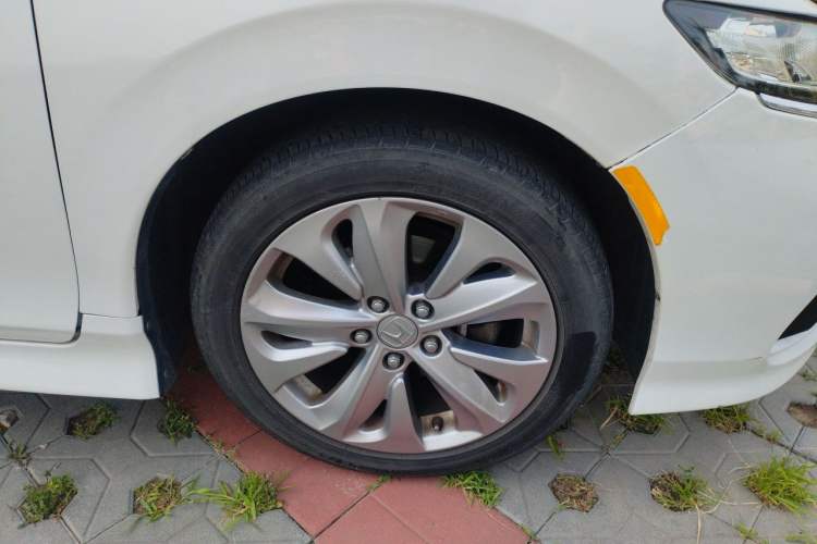 Used Honda Jade 2017 1.8L automatic Comfort version 5 seats Right Front Wheel Hub