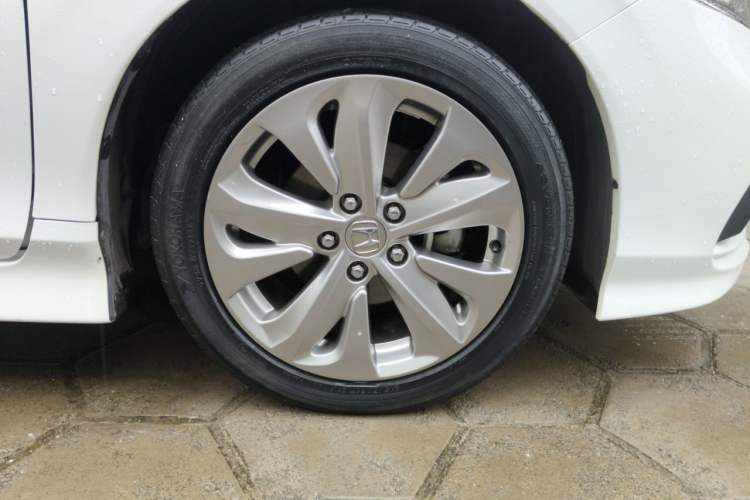 Used Honda Jade 2017 1.8L automatic Comfort version 5 seats Right Front Wheel Hub