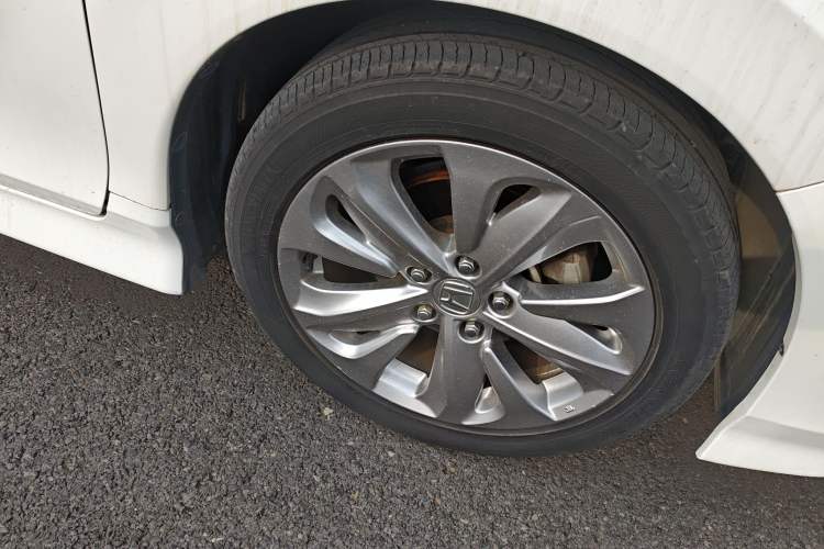 Used Honda Jade 2017 1.8L automatic Comfort version 5 seats Right Front Wheel Hub