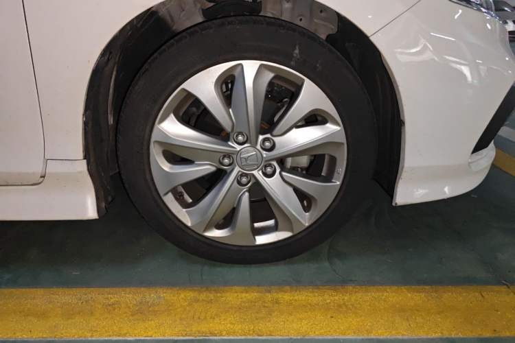 Used Honda Jade 2017 1.8L automatic Comfort version 5 seats Right Front Wheel Hub