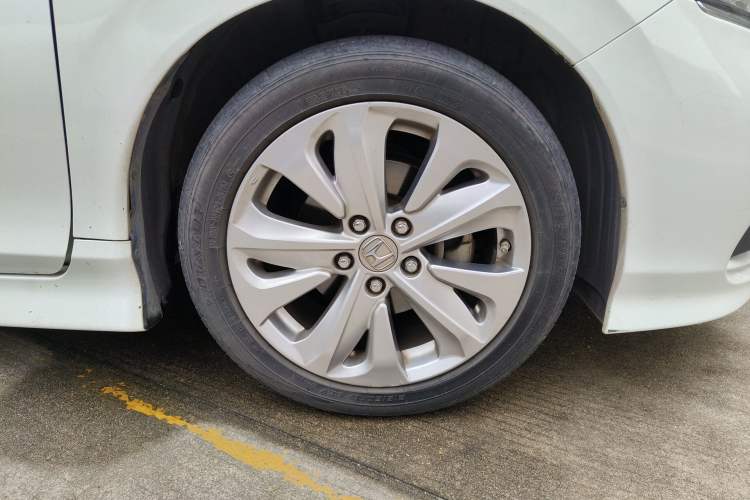 Used Honda Jade 2017 1.8L automatic Comfort version 5 seats Right Front Wheel Hub