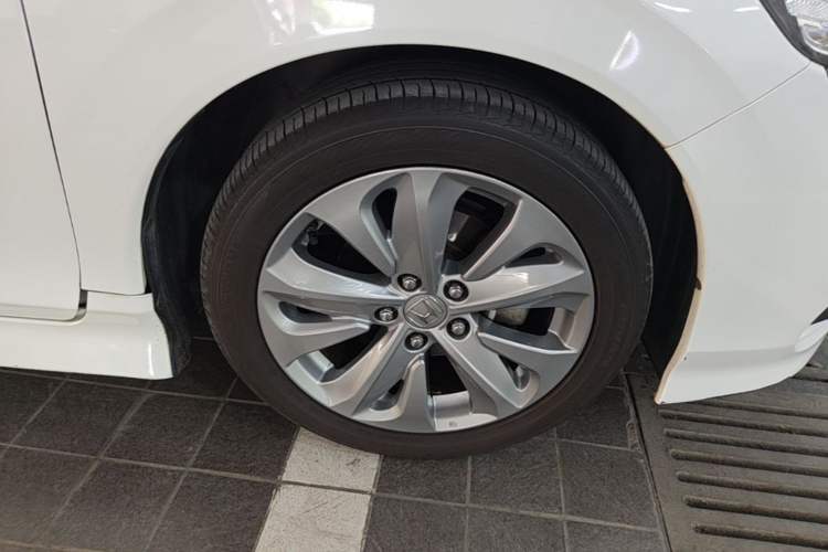 Used Honda Jade 2017 1.8L automatic Comfort version 5 seats Right Front Wheel Hub