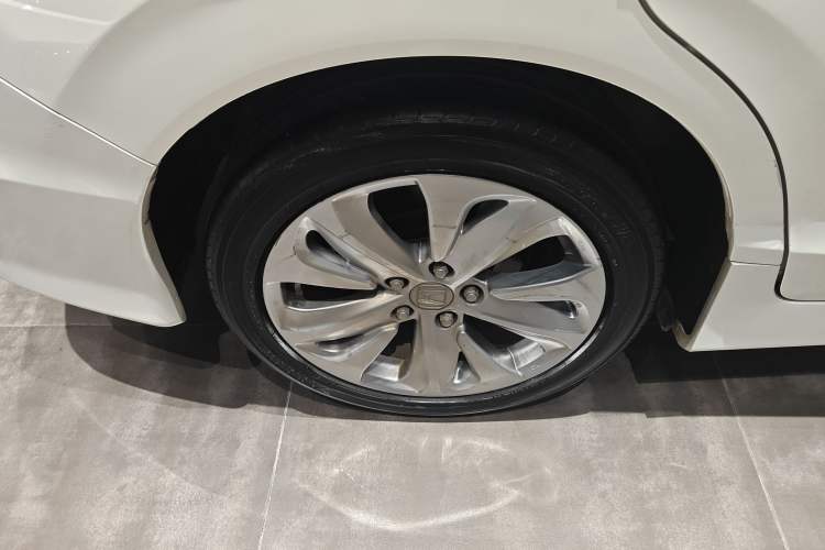 Used Honda Jade 2017 1.8L automatic Comfort version 5 seats Right Rear Wheel Hub
