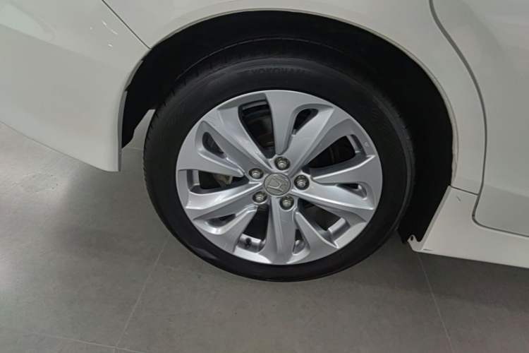 Used Honda Jade 2017 1.8L automatic Comfort version 5 seats Right Rear Wheel Hub