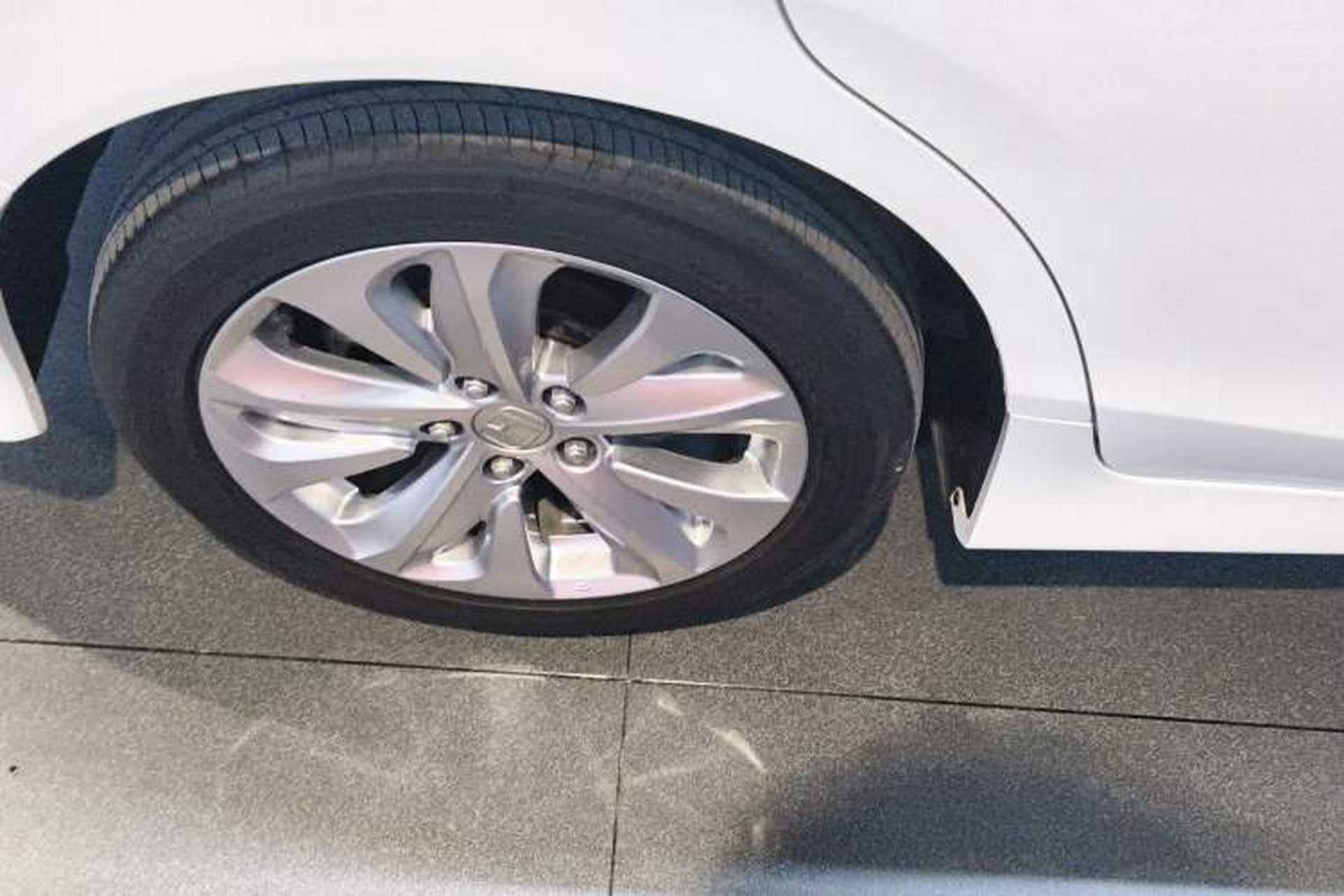 Used Honda Jade 2017 1.8L automatic Comfort version 5 seats Right Rear Wheel Hub