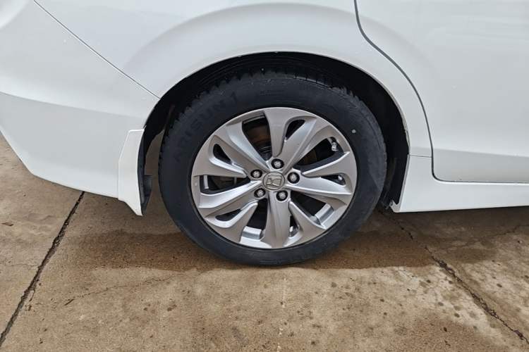Used Honda Jade 2017 1.8L automatic Comfort version 5 seats Right Rear Wheel Hub