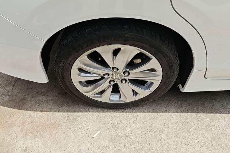 Used Honda Jade 2017 1.8L automatic Comfort version 5 seats Right Rear Wheel Hub