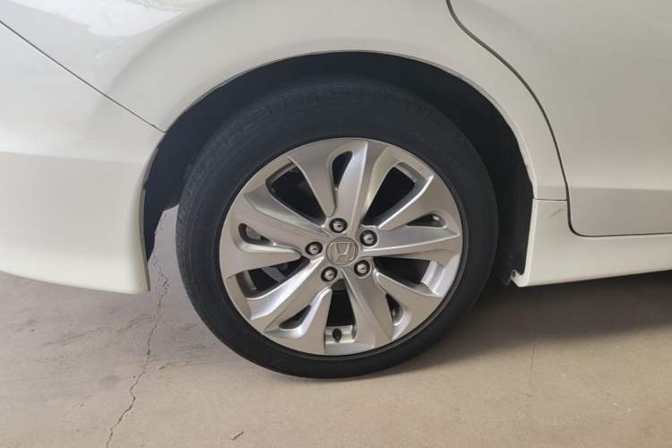 Used Honda Jade 2017 1.8L automatic Comfort version 5 seats Right Rear Wheel Hub