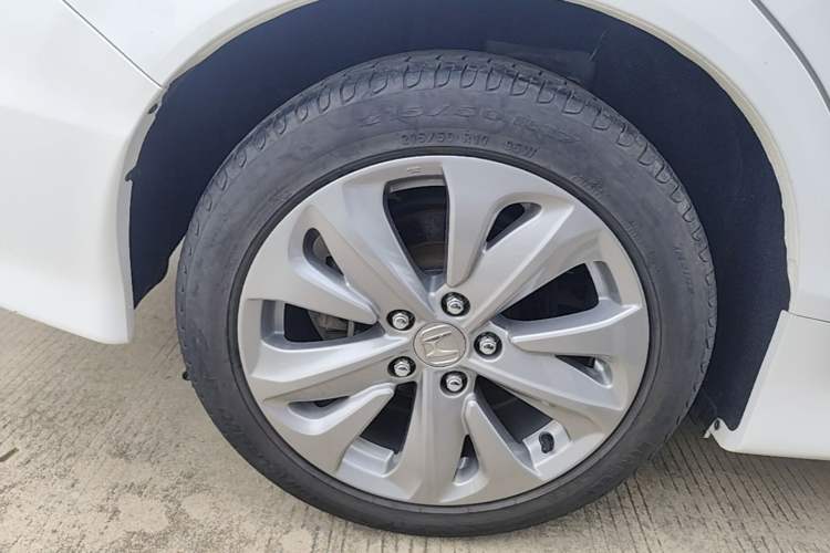 Used Honda Jade 2017 1.8L automatic Comfort version 5 seats Right Rear Wheel Hub