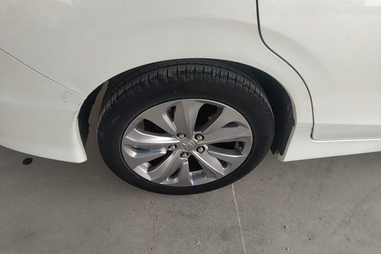 Used Honda Jade 2017 1.8L automatic Comfort version 5 seats Right Rear Wheel Hub