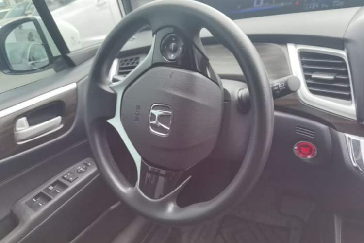 Used Honda Jade 2017 1.8L automatic Comfort version 5 seats Steering Wheel