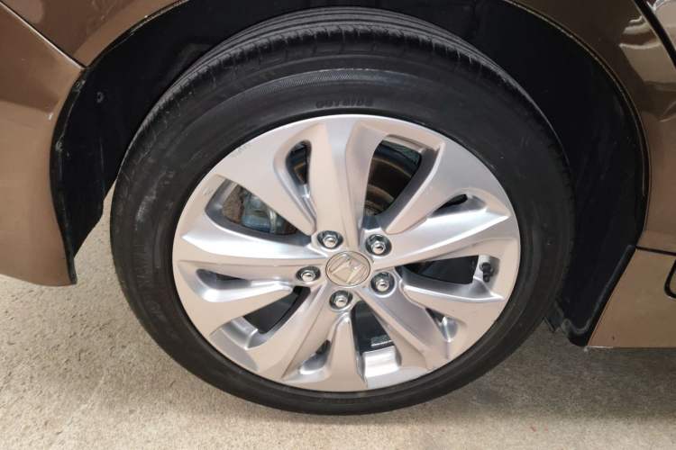 Used Honda Jade 2017 1.8L automatic Comfort version 5 seats Right Rear Wheel Hub
