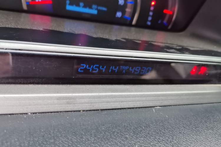 Used Honda Odyssey 2005 2.4L Comfort Edition Odometer Close Up