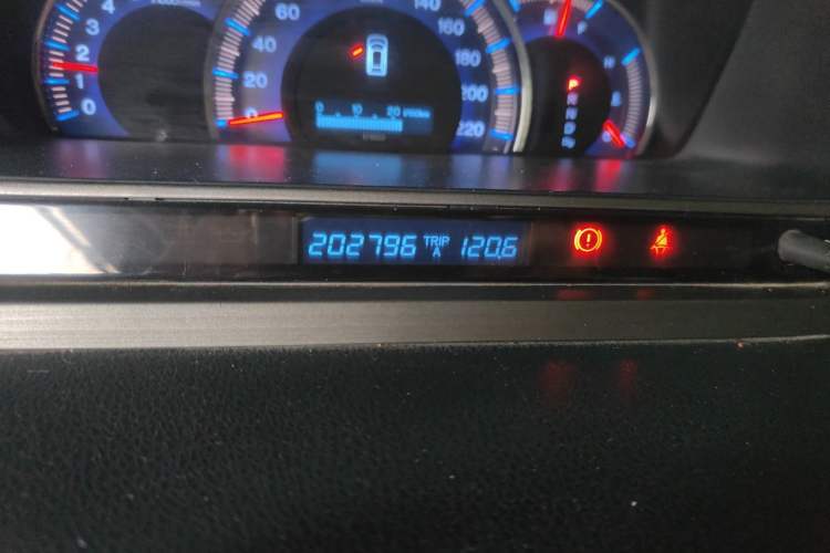 Used Honda Odyssey 2005 2.4L Comfort Edition Odometer Close Up