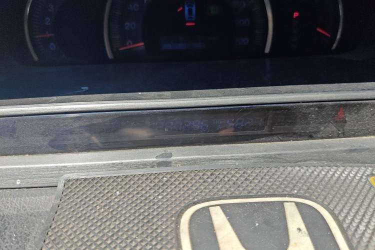 Used Honda Odyssey 2006 2.4L base model Odometer Close Up