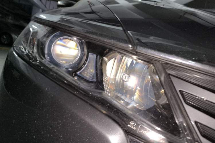Used Honda Odyssey 2009 2.4L Comfort Edition Right Front Headlight