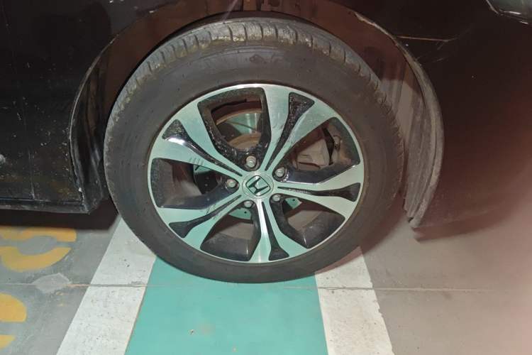 Used Honda Odyssey 2014 2.4L Luxury Edition Right Front Wheel Hub