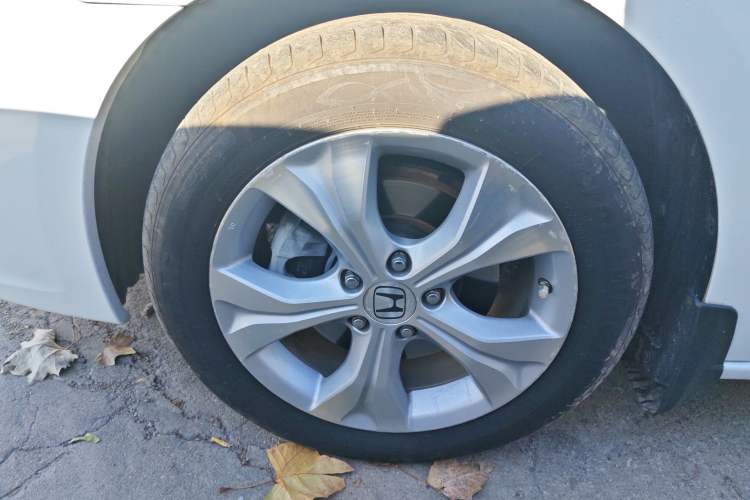Used Honda Odyssey 2014 2.4L Luxury Edition Left Front Wheel Hub