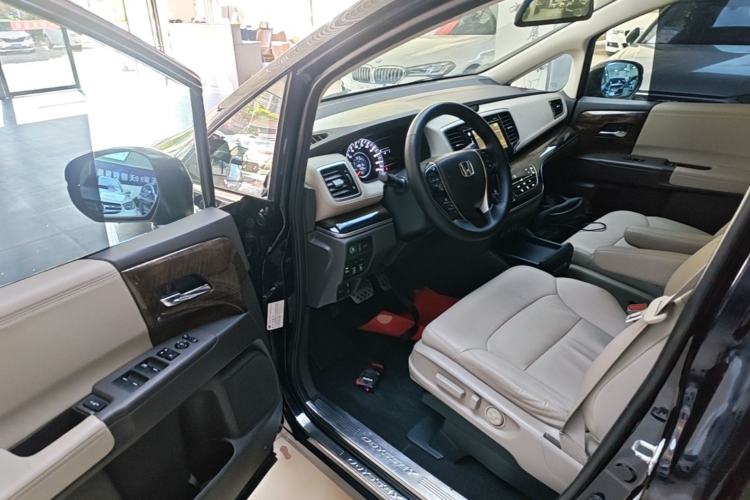 Used Honda Odyssey 2015 Revised 2.4L Luxury Edition Driver Seat