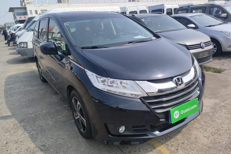 Used Honda Odyssey 2015 Updated Version 2.4L Smart Edition Front Right 45 Deg