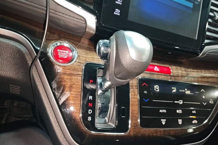 Used Honda Odyssey 2015 Updated Version 2.4L Smart Edition Gear Lever