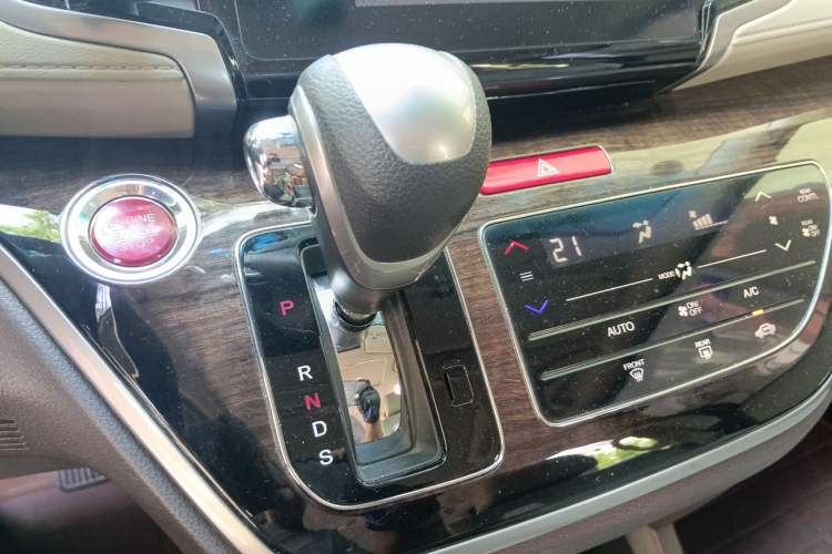 Used Honda Odyssey 2015 Revised 2.4L Luxury Edition Gear Lever