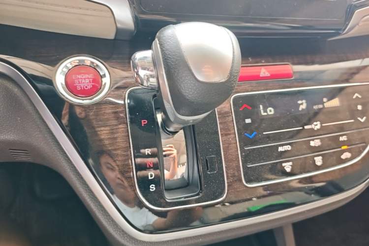 Used Honda Odyssey 2015 Revised 2.4L Luxury Edition Gear Lever