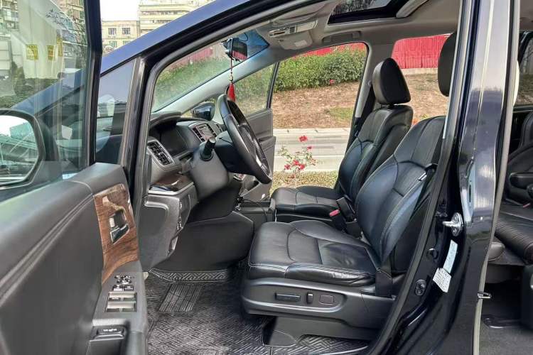 Used Honda Odyssey 2015 Updated Version 2.4L Smart Edition Interior 1