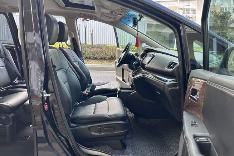 Used Honda Odyssey 2015 Updated Version 2.4L Smart Edition Interior 4