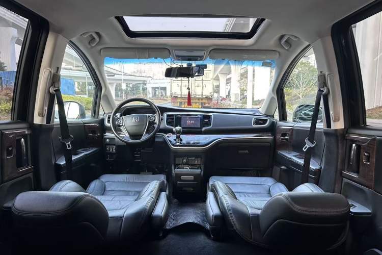 Used Honda Odyssey 2015 Updated Version 2.4L Smart Edition Interior 4