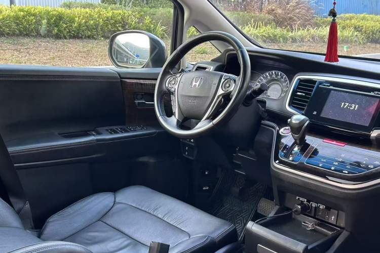 Used Honda Odyssey 2015 Updated Version 2.4L Smart Edition Interior 5