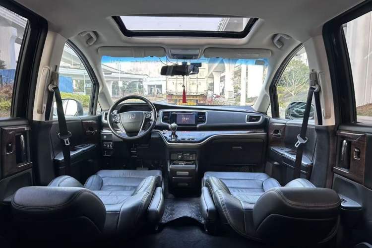 Used Honda Odyssey 2015 Updated Version 2.4L Smart Edition Interior 9