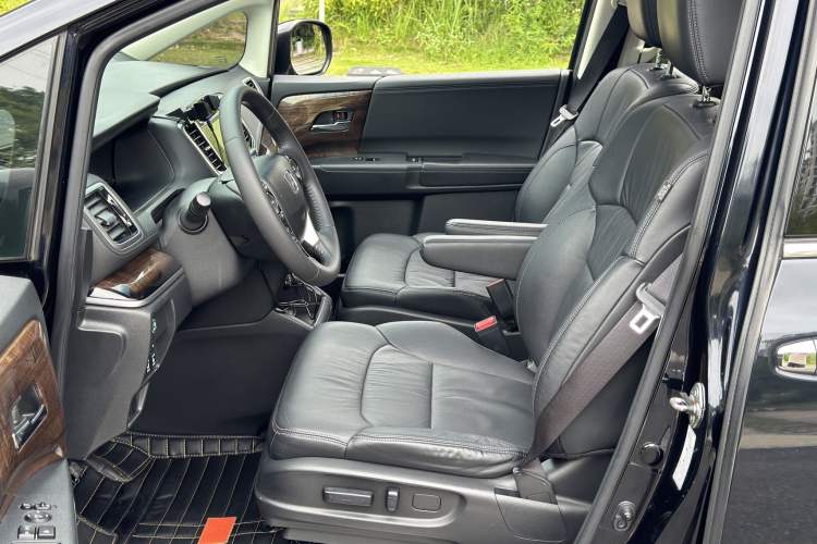 Used Honda Odyssey 2015 Updated Version 2.4L Smart Edition Left Front Seat
