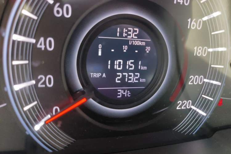 Used Honda Odyssey 2015 2.4L Smart Edition Odometer Close Up