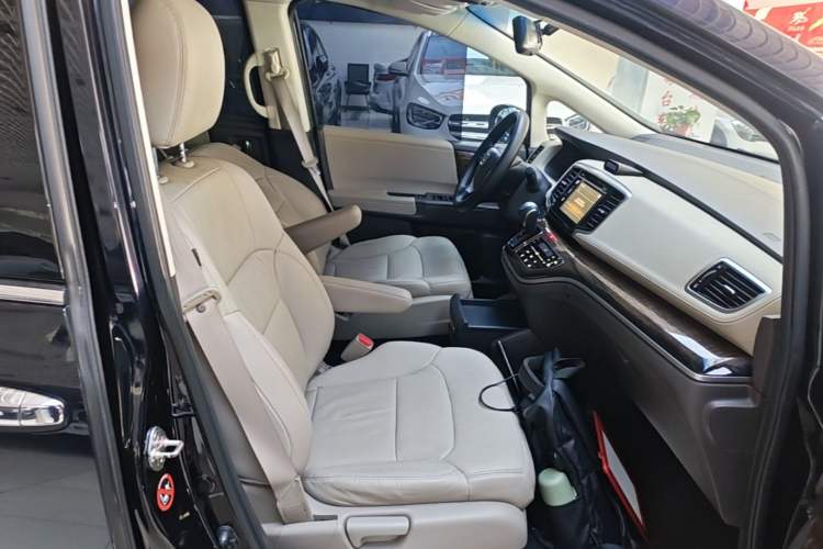 Used Honda Odyssey 2015 Revised 2.4L Luxury Edition Right Front Seat