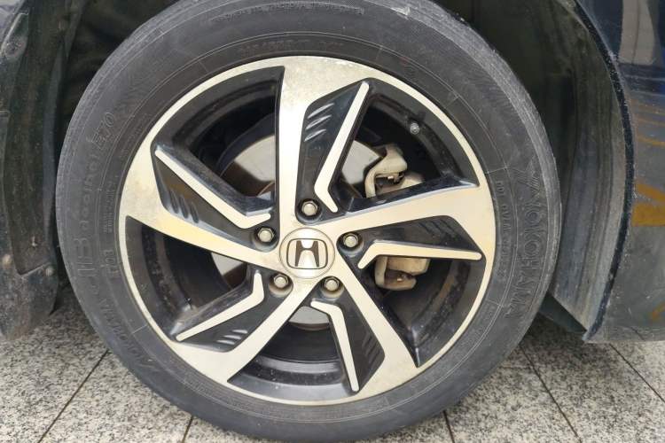 Used Honda Odyssey 2015 Updated Version 2.4L Smart Edition Right Front Wheel Hub