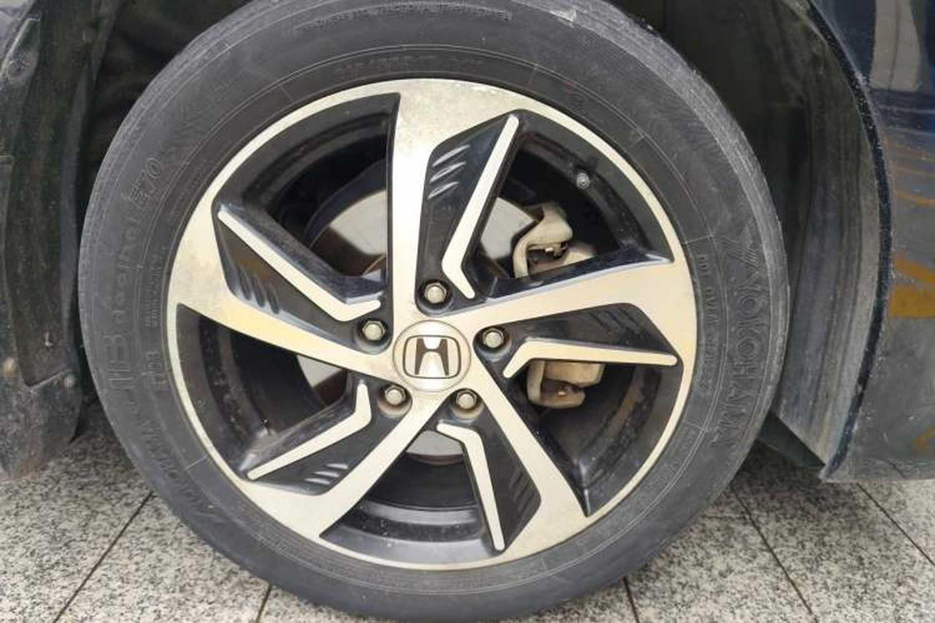 Used Honda Odyssey 2015 Updated Version 2.4L Smart Edition Right Front Wheel Hub