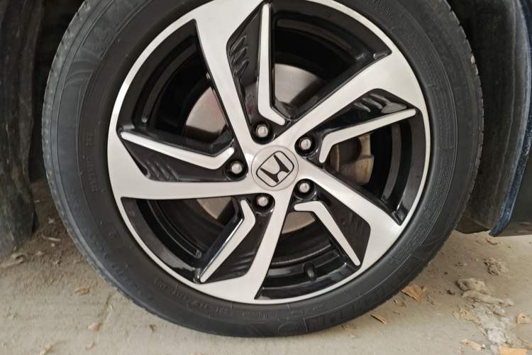 Used Honda Odyssey 2015 Updated Version 2.4L Smart Edition Right Front Wheel Hub