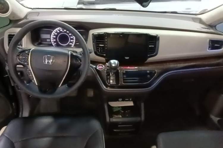 Used Honda Odyssey 2015 Revised Version 2.4L Comfort Edition Center Console