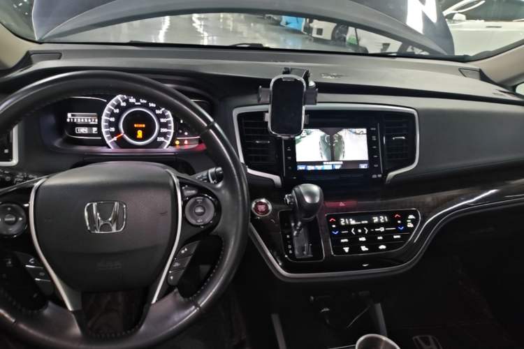 Used Honda Odyssey 2015 Revised Version 2.4L Supreme Edition Center Console