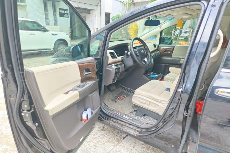Used Honda Odyssey 2015 Updated Version 2.4L Smart Edition Driver Seat