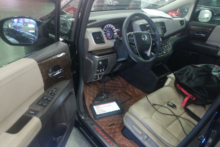 Used Honda Odyssey 2015 Revised 2.4L Luxury Edition Driver Seat
