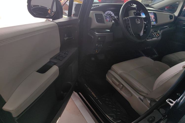 Used Honda Odyssey 2015 Revised 2.4L Luxury Edition Driver Seat