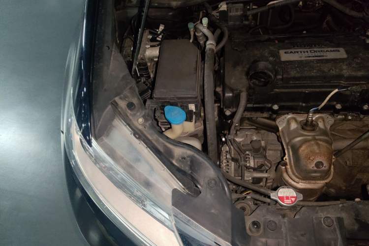Used Honda Odyssey 2015 Updated Version 2.4L Smart Edition Engine Bay Right