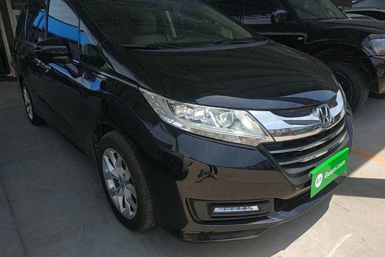 Used Honda Odyssey 2015 Updated Version 2.4L Smart Edition Front Right 45 Deg