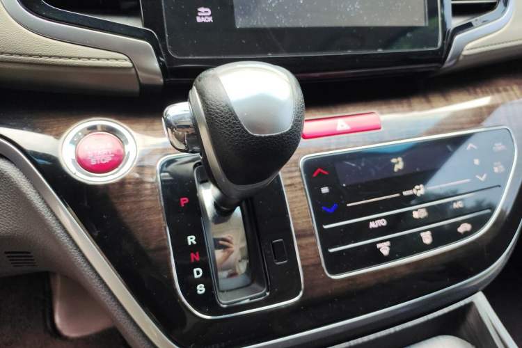 Used Honda Odyssey 2015 Revised 2.4L Luxury Edition Gear Lever