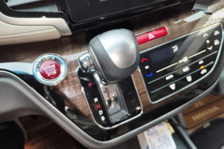 Used Honda Odyssey 2015 Revised 2.4L Luxury Edition Gear Lever