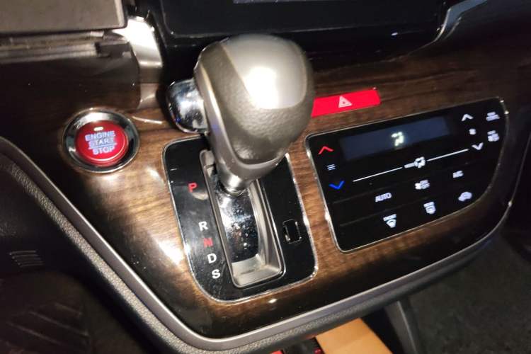 Used Honda Odyssey 2015 2.4L Smart Edition Gear Lever