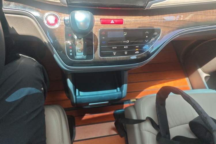 Used Honda Odyssey 2015 Revised 2.4L Luxury Edition Gear Lever